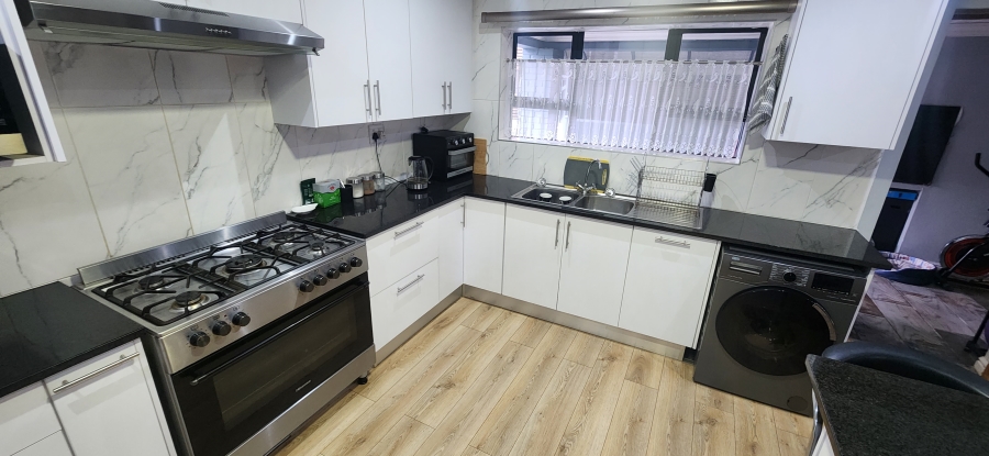 6 Bedroom Property for Sale in Dana Bay Western Cape